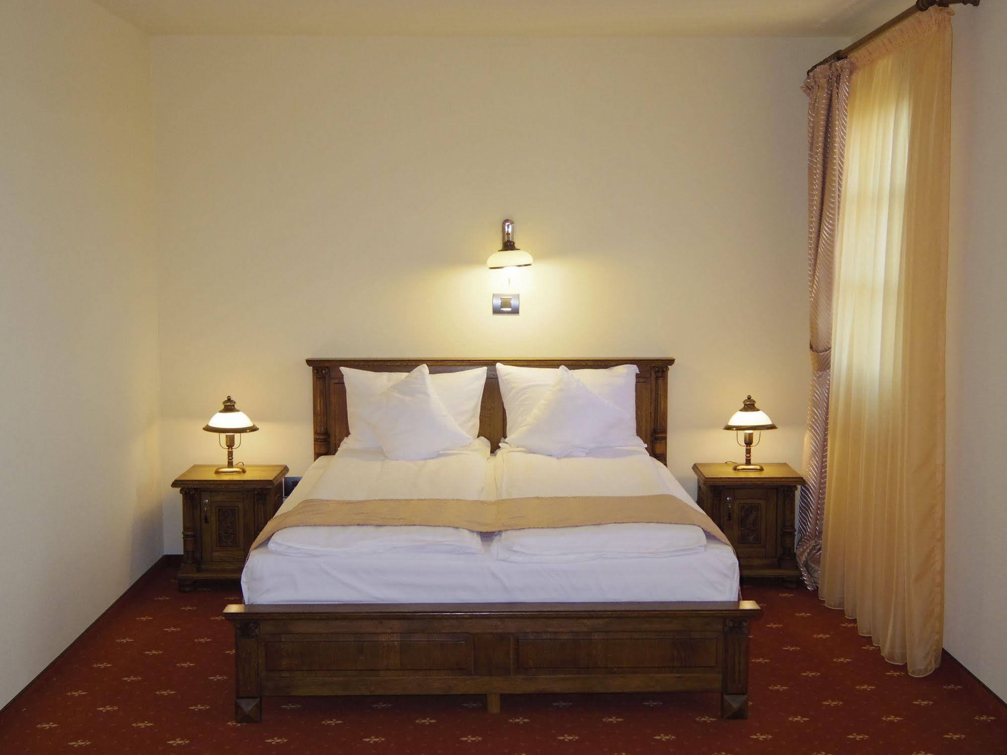 Hotel Castel Royal Mosnita Noua Ngoại thất bức ảnh
